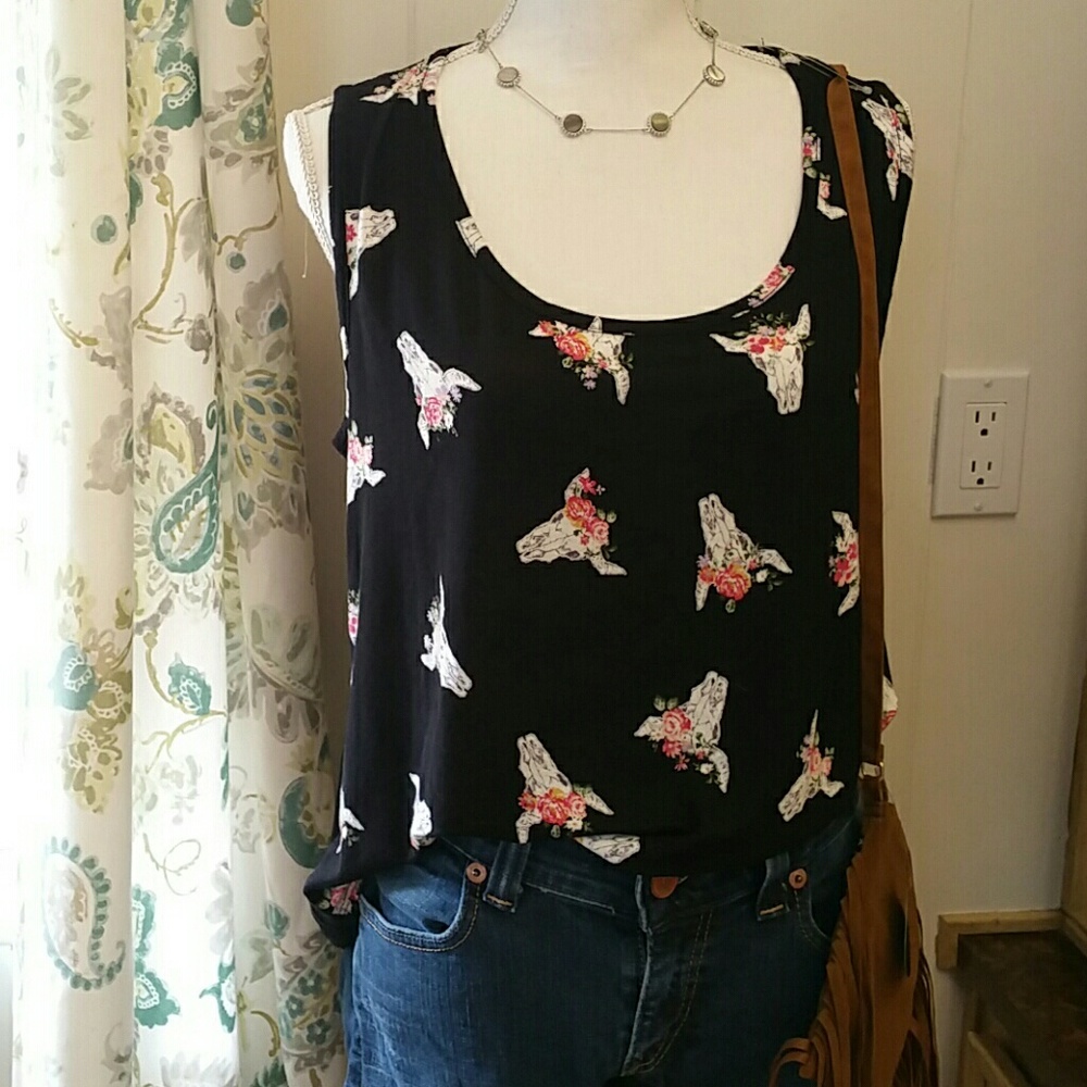 NWT Sleeveless blouse western print